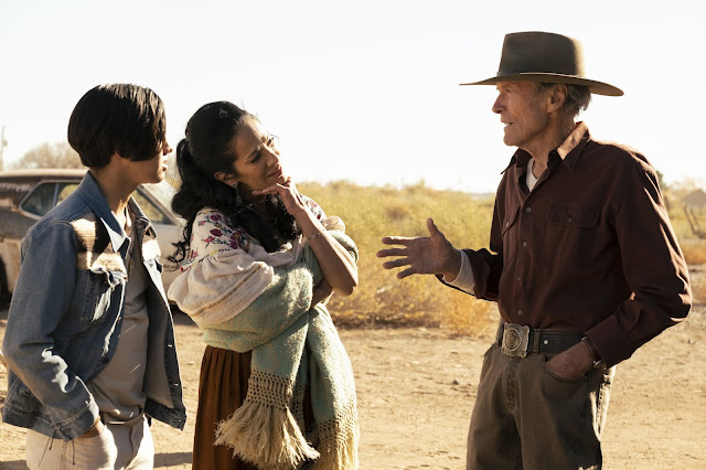 Crítica de Cry Macho Escena con Mike Milo (Clint Easwood), Rafo (Eduardo Minett) y Marta (Natalia Traven).