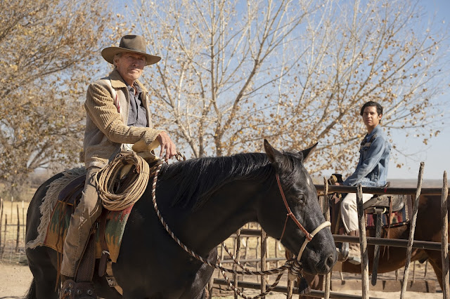 Crítica de Cry Macho La relación entre personajes se vuelve más sólida por su gusto por los caballos. En la escena, Mike Milo (Clint Eastwood) y Rafo (Eduardo Minett).