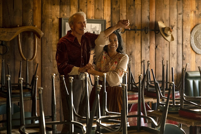 Crítica de Cry Macho La relación entre personajes es importante para la trama. En la escena bailan Mike Milo (Clint Eastwood) y Marta (Natalia Traven).