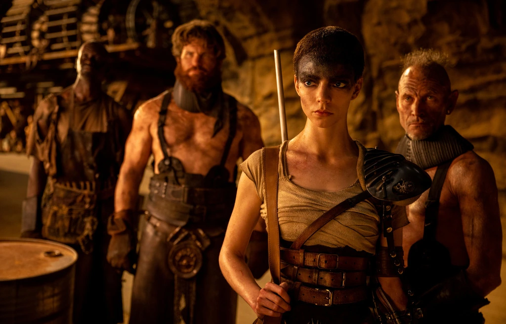 Furiosa con el pelo corto