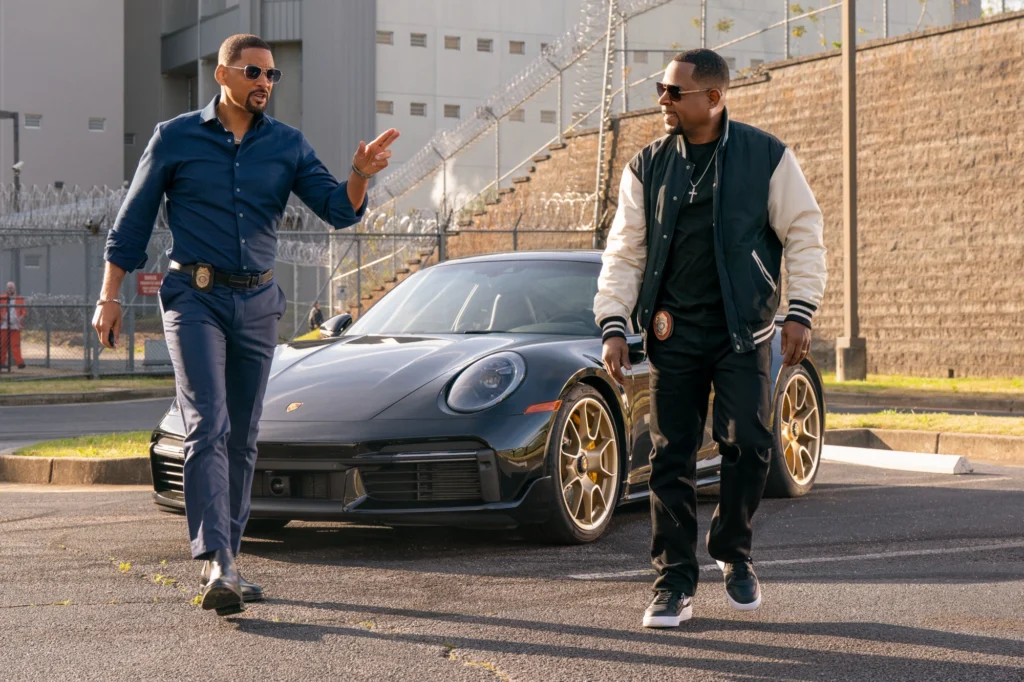 Will Smith y Martin Lawrence con un cochazo de fondo