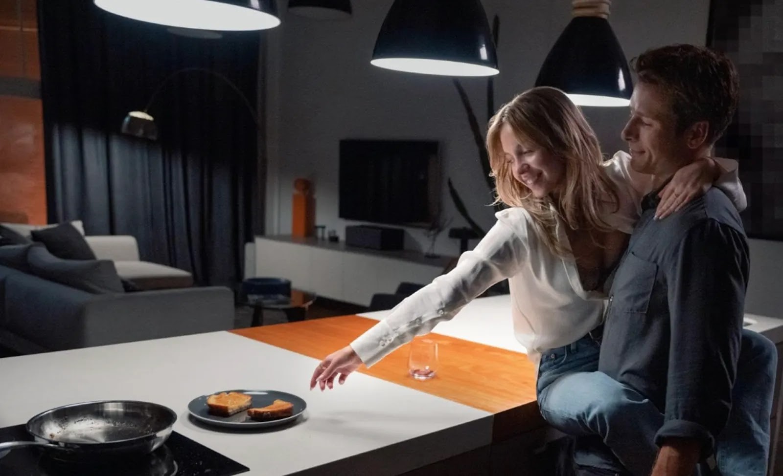 Crítica Cualquiera menos tú (2024) - Sony Pictures Se puede ver la química de ambos desde el principio. ¿Quién no ha soñado con comerse una tosta de queso?