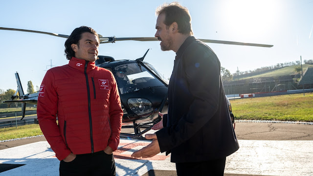 Crítica película Gran Turismo - Orlando Bloom y David Habour Crítica película Gran Turismo - Orlando Bloom y David Habour