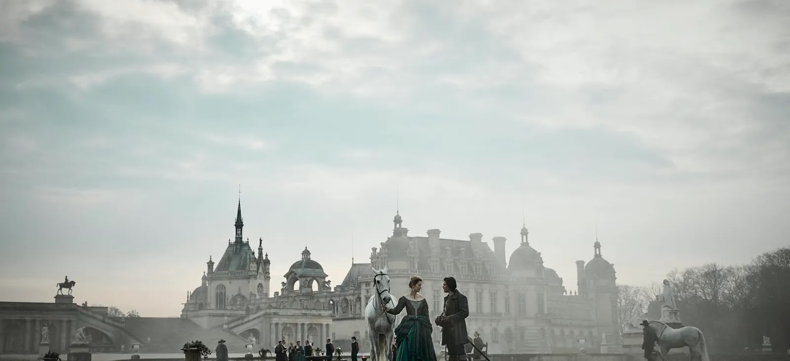 Crítica Los tres mosqueteros: Milady (2024) Se nota el poderío económico de la producción, contando con escenarios épicos y lujosos.