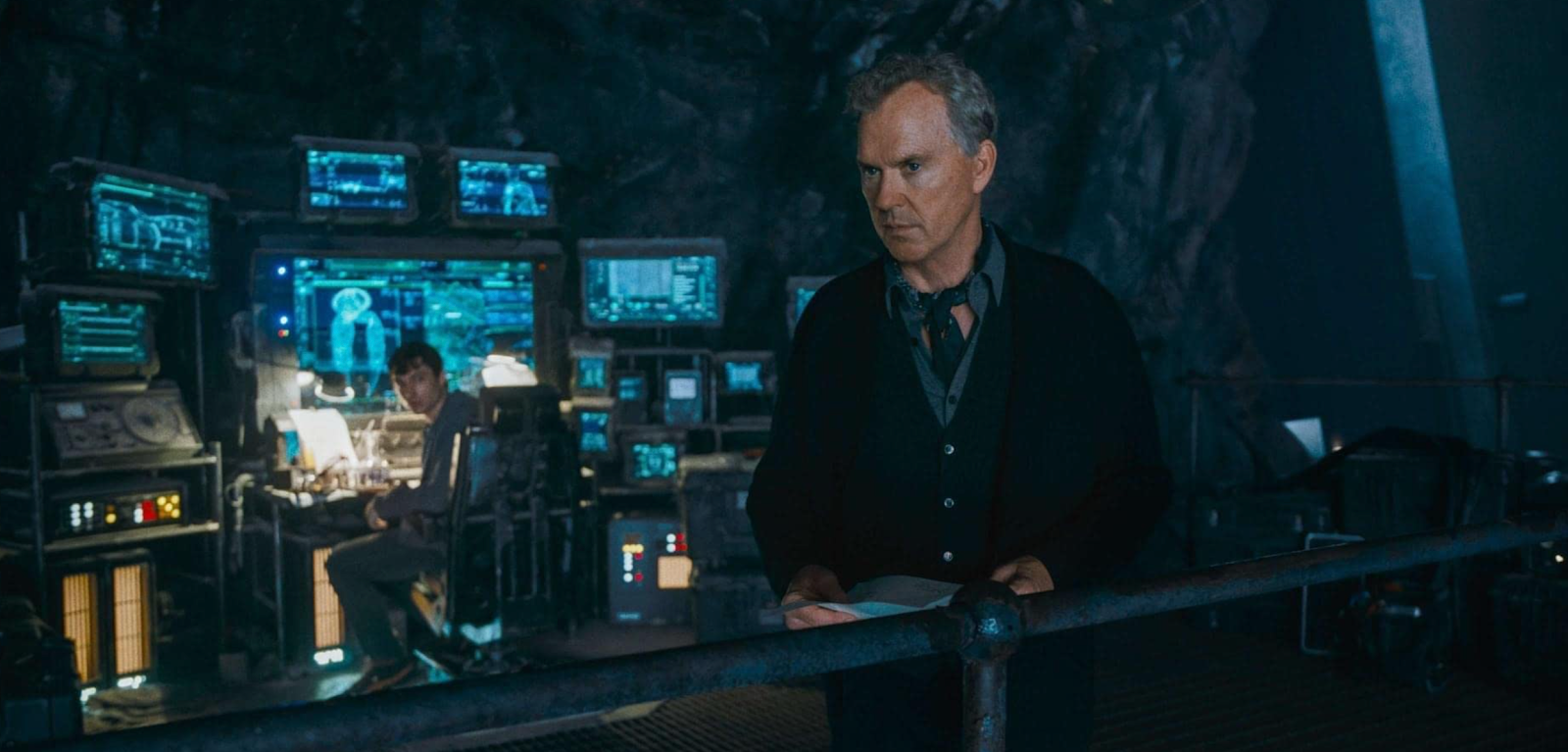 Crítica Flash (DC) Michael Keaton regresa como Batman, aunque hay escenas en la Batcueva que parece que las grabó en días diferentes a los demás actores.