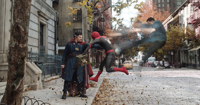 Crítica Spiderman: Sin camino a casa Dr. Strange intentando recuperar el artefacto que contiene el hechizo de Peter.