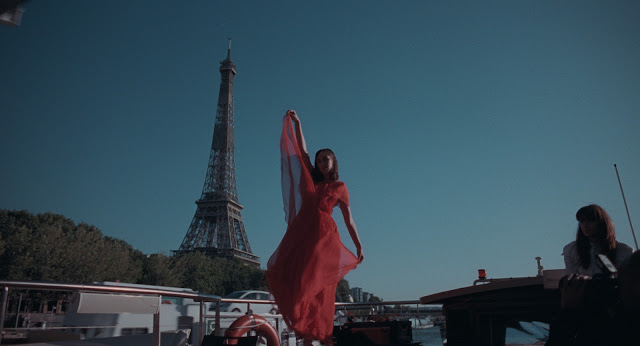 Crítica La abuela Susana -Almudena Amor- siendo fotografiada en París.