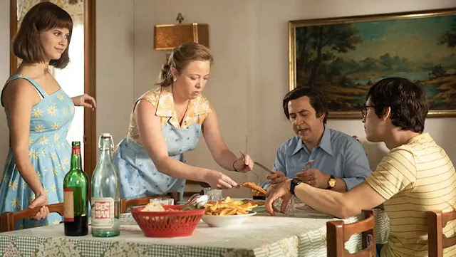 Crítica de Las leyes de la frontera La familia de Nacho le quiere: su hermana Cristina (Elisabet Casanova), su madre Rosa (Ainhoa Santamaría) y su padre Ignacio (Santiago Molero)