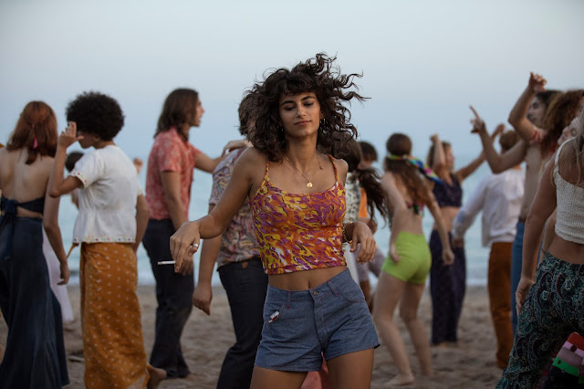 Crítica de Las leyes de la frontera Tere (Begoña Vargas) baila en la playa durante una fiesta.