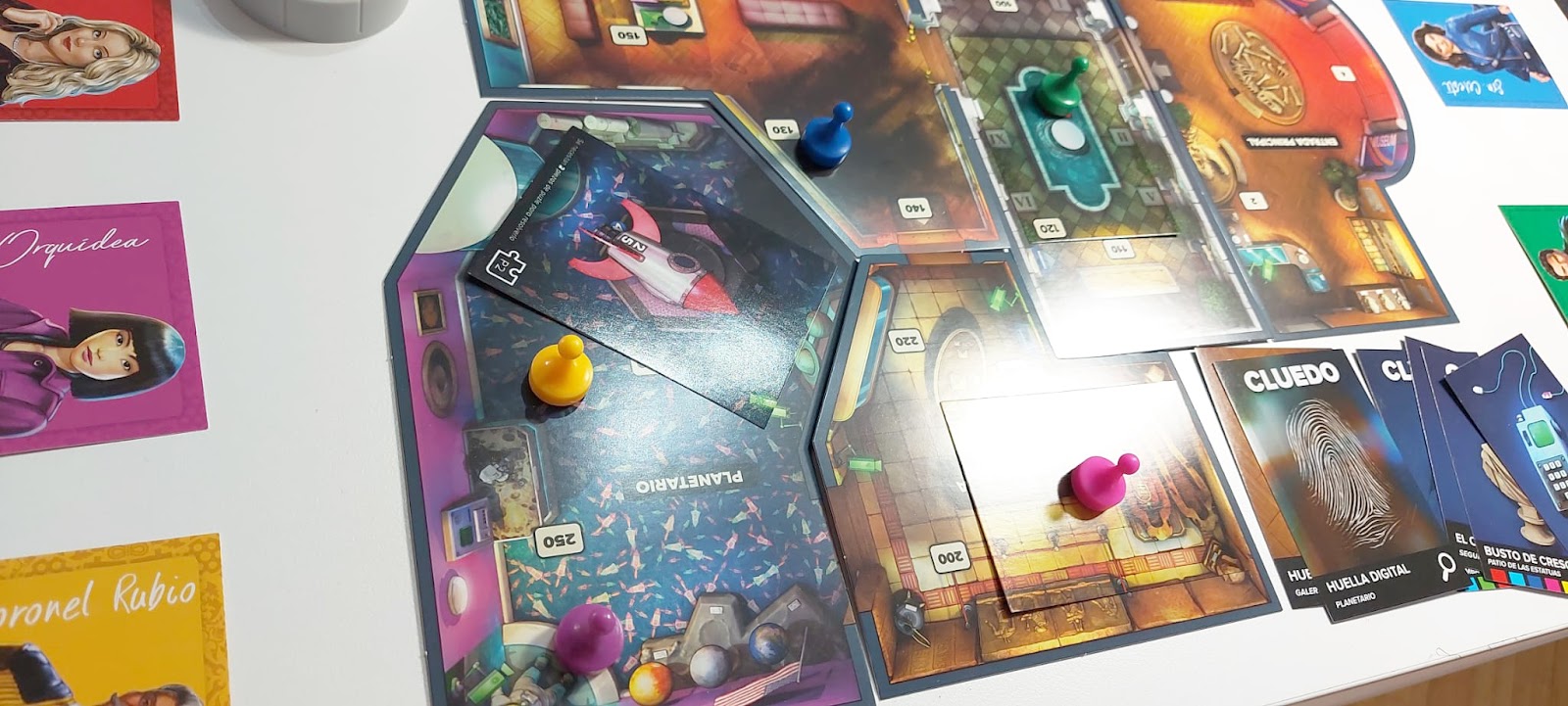 LJEM: Trilogía Cluedo Escape (Hasbro) Segun avanzas, tienes más ganas de llegar al final y comprobar las suposiciones que te has formado.