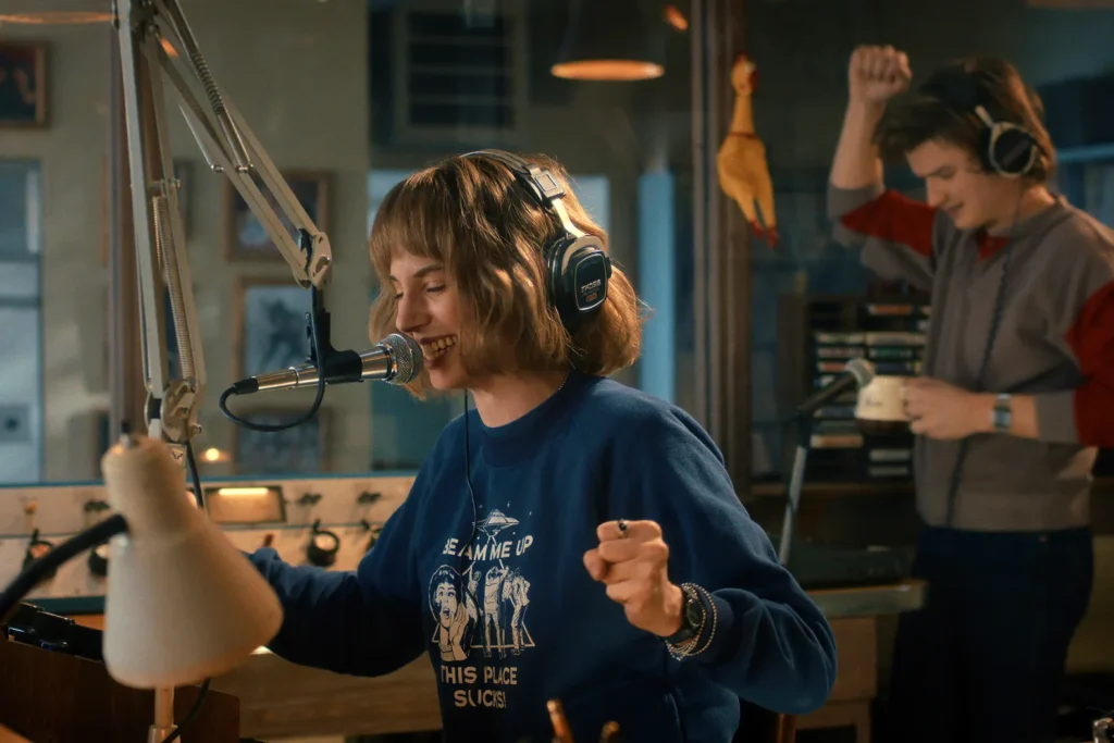 Robin y Steve en WSQK Radio Station - Stranger Things Stranger Things radio station WSQK