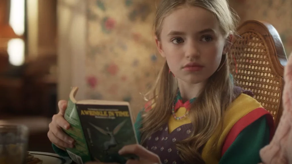 Holly Wheeler leyendo A Wrinkle in time en Stranger Things 5 stranger-things-5-holly-a-wrinkle-in-time