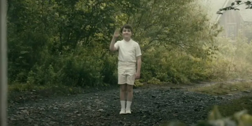 12 teorías increíbles de la serie From para su temporada 4 20 Serie From temporada 4 el niño de blanco