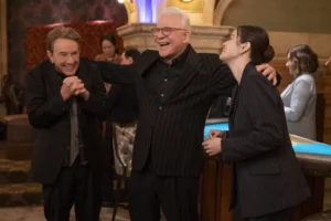 Solo Asesinatos en el Edificio Temporada 6 ya tiene fecha en Disney+ y pone rumbo a Londres 10 Martin Short a la izquierda, Steve Martin en el centro y Selena Gomez a la derecha, los tres riendo.