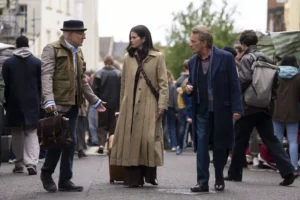 Solo Asesinatos en el Edificio Temporada 6 ya tiene fecha en Disney+ y pone rumbo a Londres 9 En mitad de una vía peatonal con gente alrededor, Steve Martin de pie con un gorro y maletín está posicionado a la izquierda y mira a sus compañeros, Selena Gómez, que está en el centro que le mira de vuelta, y a Martin Short, que está a la derecha, que también mira a Steve.