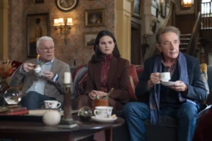 Solo Asesinatos en el Edificio Temporada 6 ya tiene fecha en Disney+ y pone rumbo a Londres 6 Steve Martin sujetando una taza de té, Selena Gomez y Martin Short sujetando una taza de té sentados en un sofá en un salón, de izquierda a derecha respectivamente.