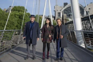 Solo Asesinatos en el Edificio Temporada 6 ya tiene fecha en Disney+ y pone rumbo a Londres 8 En un puente, Steve Martin a la izquierda que mira al frente, Selena Gomez en el centro mirando a Steve y Martin Short a la derecha mirando al frente