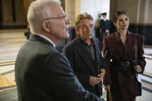 Solo Asesinatos en el Edificio Temporada 6 ya tiene fecha en Disney+ y pone rumbo a Londres 12 Steve Martin a la izquierda ligeramente ladeado, Martin Short en el centro y Selena Gomez están mirando a un punto concreto concentrados rodaje