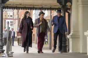 Solo Asesinatos en el Edificio Temporada 6 ya tiene fecha en Disney+ y pone rumbo a Londres 7 Selena Gomez a la izquierda, Martin Short en el centro y Steve Martin a la derecha, caminan por la calle mientras conversan.