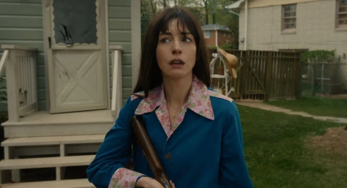 Crítica El final de Oak Street (David Robert Mitchell, 2026) 4 El final de Oak Street - Anne Hathaway