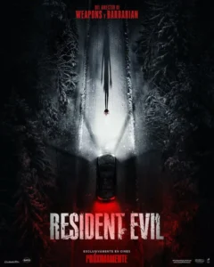 Cartel de la película Resident Evil. En una carrtera con nieve dos focos de un coche enfocan en forma de V a una silueta en mitad de la carretera.
