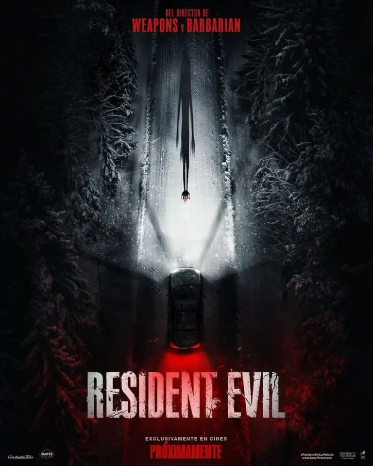 Crítica Resident Evil (Zach Cregger, 2026) Cartel de la película Resident Evil. En una carrtera con nieve dos focos de un coche enfocan en forma de V a una silueta en mitad de la carretera.