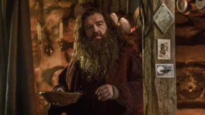 Segundo avance de Harry Potter y la piedra filosofal: Así luce la serie de 8 episodios de HBO 11 Nick Frost (Rubeus Hagrid) con barba rizada cuyo color es castaño, observa con un cuenco en su mano derecha