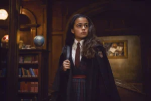 Segundo avance de Harry Potter y la piedra filosofal: Así luce la serie de 8 episodios de HBO 17 Arabella Stanton (Hermione Granger) con uniforme escolar, falda de cuadros oscura, camisa blanca, corbata roja y túnica negra con el logo de Gryffindor