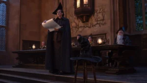 Segundo avance de Harry Potter y la piedra filosofal: Así luce la serie de 8 episodios de HBO 14 Janet McTeer (Minerva McGonagall) con túnica negra larga, lee un pergamino en el Gran Comedor