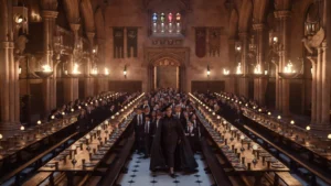 Segundo avance de Harry Potter y la piedra filosofal: Así luce la serie de 8 episodios de HBO 13 Un grupo de alumnos liderados por la profesora Minerva McGonagall atraviesan el Gran Comedor, por las alargadas mesas