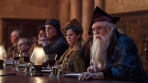 Segundo avance de Harry Potter y la piedra filosofal: Así luce la serie de 8 episodios de HBO 15 John Lithgow (Albus Dumbledore) sentado junto a otros profesores en la mesa de comedor con gesto desconcertado