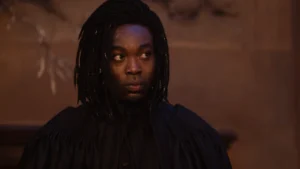 Segundo avance de Harry Potter y la piedra filosofal: Así luce la serie de 8 episodios de HBO 16 Paapa Essiedu (Severus Snape) mira intencionadamente de reojo con gesto neutro