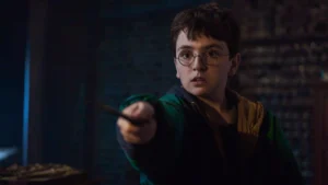 Segundo avance de Harry Potter y la piedra filosofal: Así luce la serie de 8 episodios de HBO 20 Dominic McLaughlin (Harry Potter), con túnica verde, apunta su varita hacia el frente con gesto preocupado