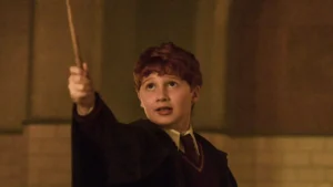 Segundo avance de Harry Potter y la piedra filosofal: Así luce la serie de 8 episodios de HBO 18 Alastair Stout (Ronald Weasley) con túnica negra apunta con su varita hacia arriba