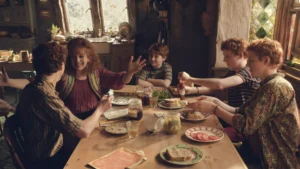 Segundo avance de Harry Potter y la piedra filosofal: Así luce la serie de 8 episodios de HBO 12 Alrededor de una mesa de madera en una cocina iluminada con luz natural de las ventanas, desayunan los hermanos Weasley con su madre