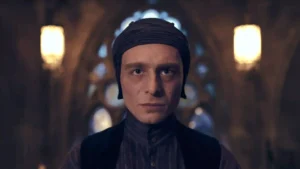 Segundo avance de Harry Potter y la piedra filosofal: Así luce la serie de 8 episodios de HBO 19 Luke Thallon (Quirinus Quirrell) con un pañuelo en tono morado oscuro en la cabeza mira al frente