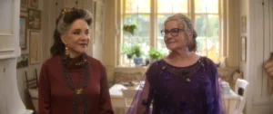 Crítica Prácticamente magia 2 (Susanne Bier, 2026) 10 Stockard Channing a la izquierda y Dianne Wiest a la derecha con miradas cómplices la una a la otra