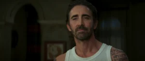 Crítica Prácticamente magia 2 (Susanne Bier, 2026) 18 Lee Pace en camiseta de tirantes blanca
