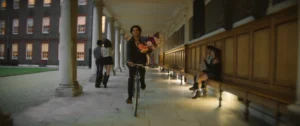 Crítica Prácticamente magia 2 (Susanne Bier, 2026) 17 Xolo Maridueña en una bicicleta con un ramo de flores